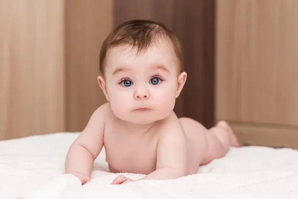 파란 눈을 가진 귀여운 아기 소녀의 초상화 — 스톡 사진