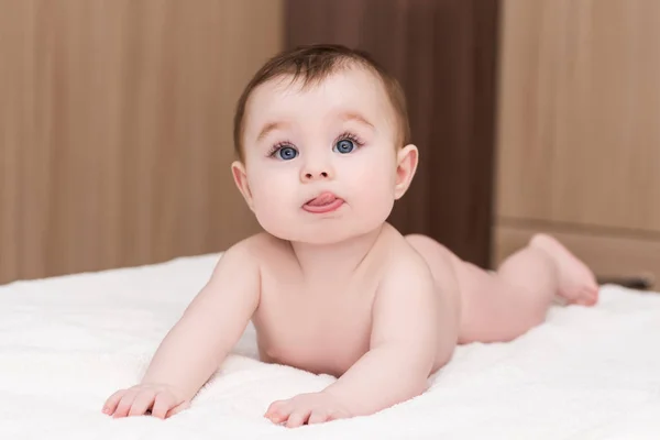 küçük kız bir battaniye var yalan ve dilini göster