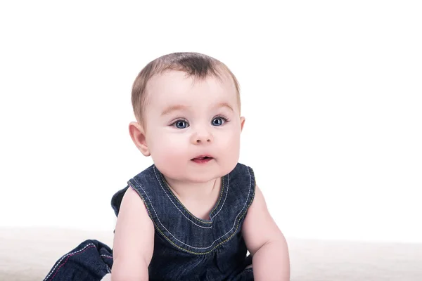 Porträt eines kleinen Mädchens mit blauen Augen auf weißem Hintergrund — Stockfoto