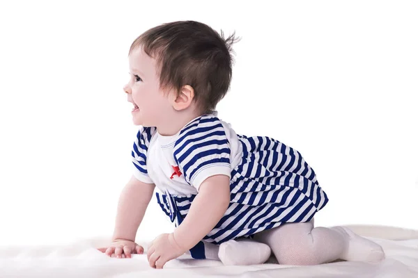 Baby flicka krypa och skrattar, isolerad på vit — Stockfoto
