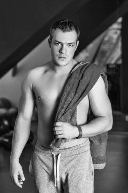 Siyah-beyaz çıplak tors yakışıklı fitness adam portresi