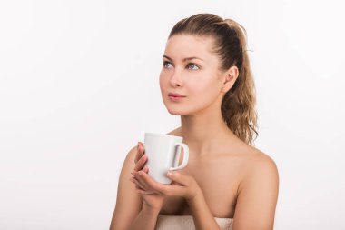 Çay bardağı ile gülümseyen genç sarışın kadın portresi