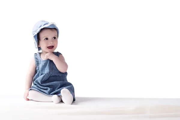 Şirin Bebek kız beyaz izole yumuşak battaniye, oturur