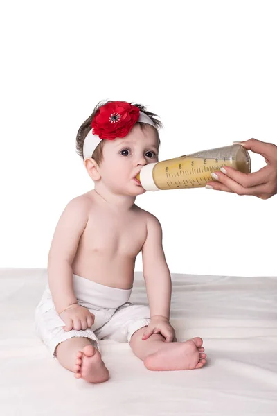 Adorável bebê menina comer leite de garrafa — Fotografia de Stock