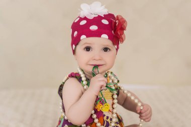 Sevimli gülümseyen bebek kız portresi
