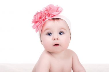 onun o pembe fiyonk çiçek ile şirin küçük bebek kız portresi