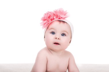 onun o pembe fiyonk çiçek ile şirin küçük bebek kız portresi