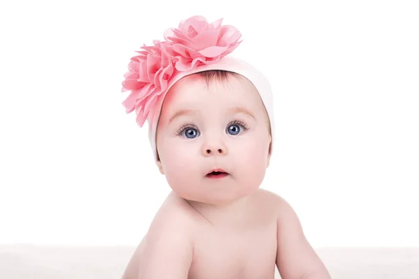 onun o pembe fiyonk çiçek ile şirin küçük bebek kız portresi