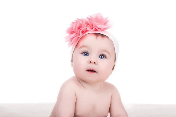 핑크 나비 꽃에 그녀의 귀여운 작은 딸의 초상화 — 스톡 사진