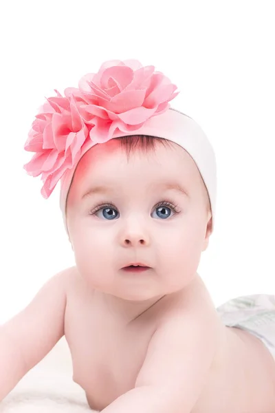 Retrato de linda niña con flor de arco rosa en su él — Foto de Stock