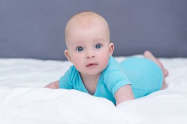 Bebek kız mı erkek Hint büyük mavi gözlü mavi gömlekli