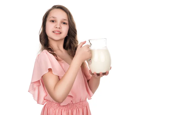 Портрет молодой улыбающейся девочки-подростка с кувшином молока — стоковое фото