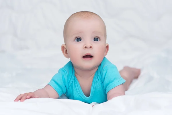 사랑 스러운 아기 소녀 또는 소년 큰 파란 눈, 인도 블루 셔츠 — 스톡 사진