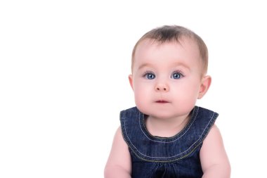 beyaz zemin üzerine mavi gözlü sevimli bebek