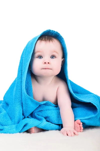 Bebek battaniye havlu altında oturan büyük mavi gözlü