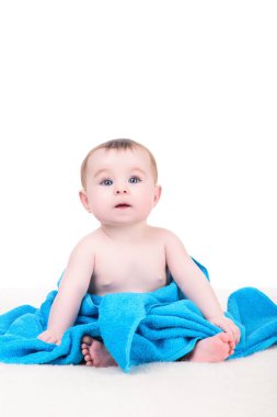 Bebek battaniye mavi t sarılmış oturan büyük mavi gözlü