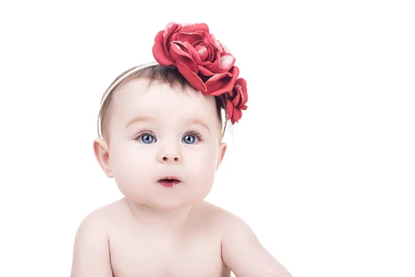 Retrato de linda niña con diadema de flores en la cabeza — Foto de Stock