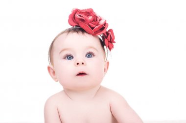 onun h üzerinde bir çiçekli kafa bandı ile şirin bebek kız portresi
