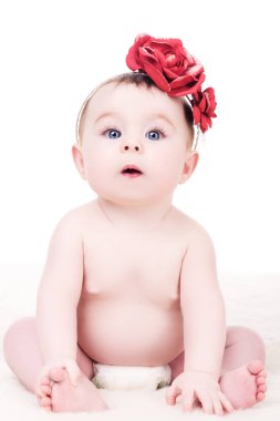 Şirin Bebek kız başında, whit üzerinde bir çiçekli kafa bandı ile