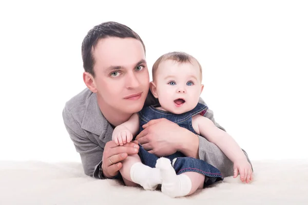 Feliz padre sosteniendo su risueño bebé niña, sobre fondo blanco —  Fotos de Stock
