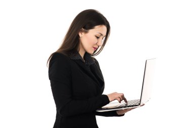 Beyaz arka üzerinde bir dizüstü bilgisayar ile bir genç iş kadını portresi