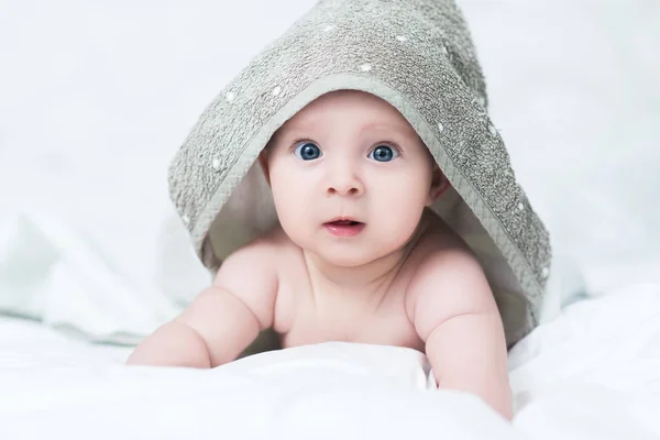 Bebé o niño después de la ducha con toalla en la cabeza — Foto de Stock