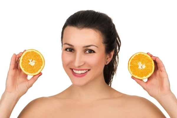 Portakal yüz yakınındaki yarısı ile genç gülümseyen kadın portre