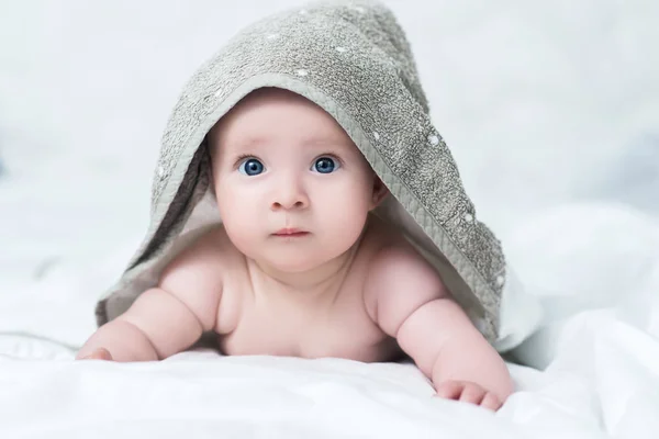 Bebé o niño después de la ducha con toalla en la cabeza — Foto de Stock