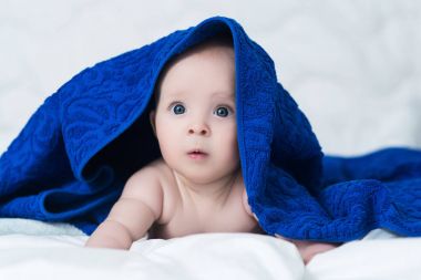 Şirin Bebek duş kafasına mavi havlu ile sonra