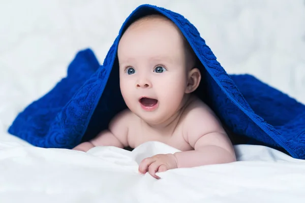 Şirin Bebek duş kafasına mavi havlu ile sonra