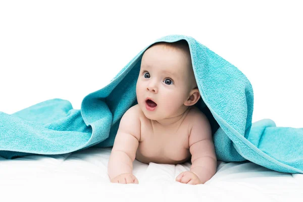 Bebek kız mı erkek kafasında, havlu ile duş sonra wh izole