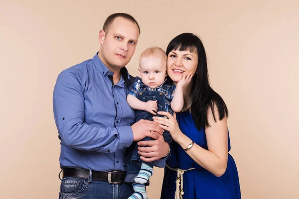 Feliz familia padre, madre e hijo mirando a la cámara en el —  Fotos de Stock