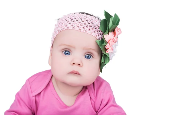 Retrato de linda niña con flor de arco en la cabeza — Foto de Stock