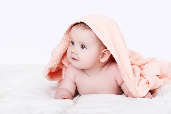 아기 소녀 또는 소년이 머리에 수건으로 샤워 후 절연 — 스톡 사진