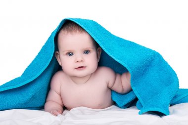 Bebek kız mı erkek kafasında, havlu ile duş sonra wh izole