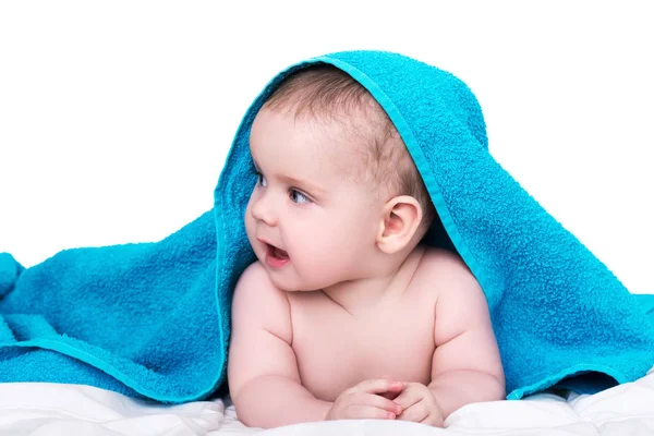 아기 소녀 또는 소년이 머리에 수건으로 샤워 후 wh에 고립 — 스톡 사진