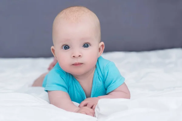Bebe Bebe Mignon Couche Dans Son Lit Sur Son Ventre Developpement Jeune Stock Photo Bebe Bebe Mignon Couche Dans Son Lit Sur Son Ventre Developpement Jeune Stock Photo
