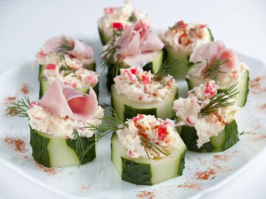 Peynir krem ile dolması salatalık