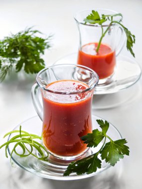 Cam plakalar üzerinde cam bardağı domates suyu