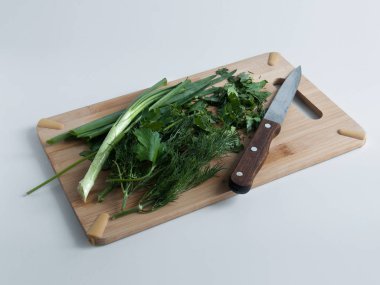 Bir kesme tahtası üzerinde yeşil salata