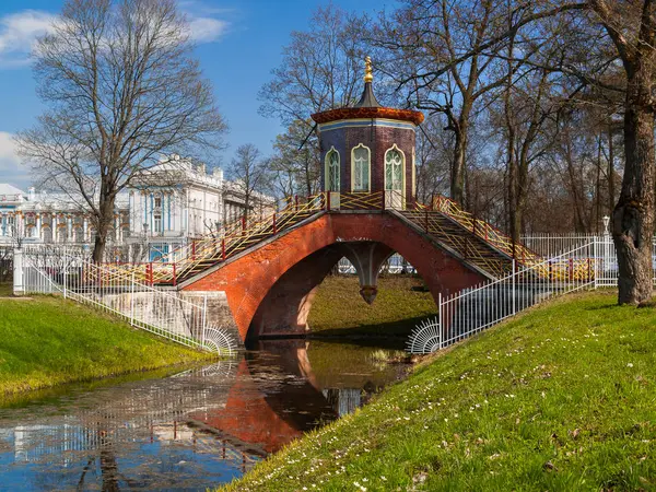 El puente chino en el Parque Alexander en Pushkin, San Petersb — Foto de Stock