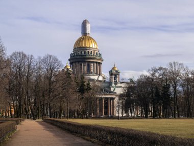 Sıcak bir günde Nisan ayında erken baharda St. Isaac's Cathedral