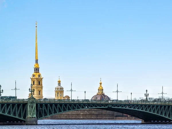 Domes of the churches of the Peter and Paul Fortress over the Tr — Stock Photo, Image