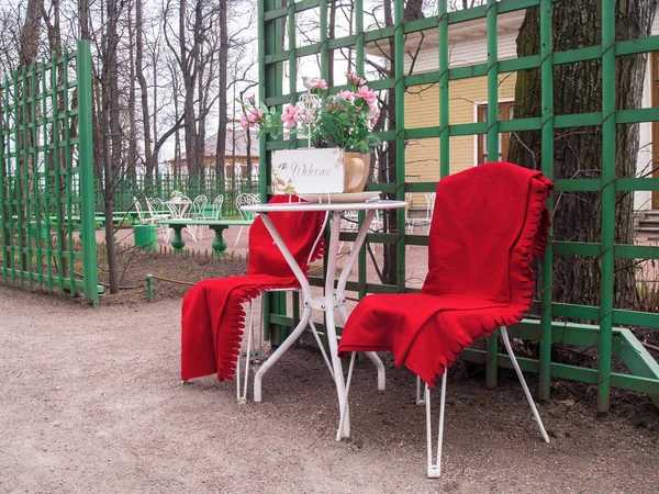 Sillas y mesa frente a la entrada de un café de la calle en th — Foto de Stock