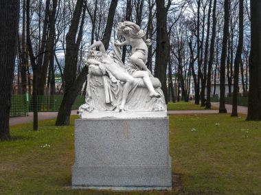 Amur ve ruh park yaz bahçesinde Nisan ayında yapılan heykel 