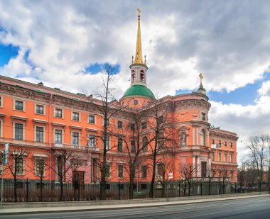 Tren sokakta Mikhailovsky kaleden bina 