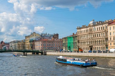 St. Petersburg, Rusya, 2019 yazı: Fontanka Nehri seti ve yaz aylarında St. Petersburg 'da nehirde gezici tekneler