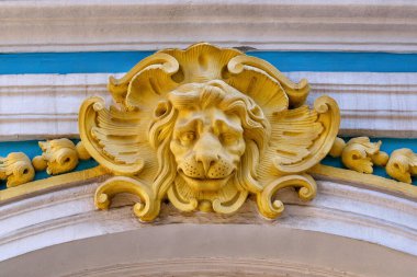St. Petersburg, Rusya, 2019 yazı: Tsarskoye Selo, Katerinler Sarayı 'nın hizmet kanadında bir aslan başı şeklindeki bir levrek.