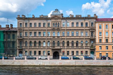 St. Petersburg, Rusya, 2019 yazı: Eski Sorokin apartmanı 1896-1897 yılları arasında Fontanka nehir seti üzerinde toplu olarak inşa edilmiştir.