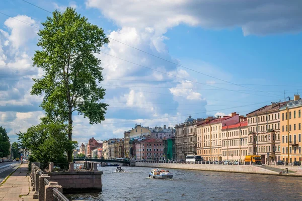 Sankt Petersburg Russland Sommer 2019 Fluss Fontanka Ausflugsboote Und Ufer lizenzfreie Stockfotos